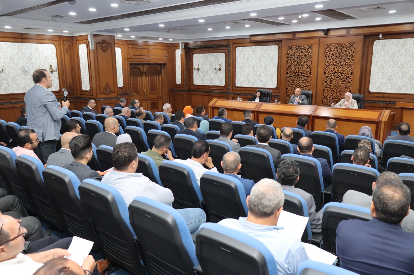 نائب رئيس مجلس الوزراء للتنمية الصناعية وزير الصناعة والنقل يبحث مع محافظ ومستثمري البحيرة تحديات المناطق الصناعية بالمحافظة وسبل حلها