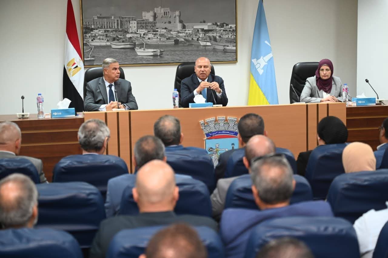 نائب رئيس مجلس الوزراء للتنمية الصناعية وزير الصناعة والنقل يبحث مع محافظ ومستثمري الإسكندرية التحديات التي تواجه المصنعين بالمحافظة وسبل حلها