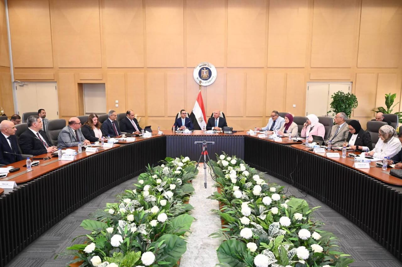 نائب رئيس مجلس الوزراء للتنمية الصناعية ووزير الصناعة والنقل يبحث مع مصنعي الأسمنت حجم الإنتاج بالمصانع ومدى الانخفاض في أسعار الأسمنت